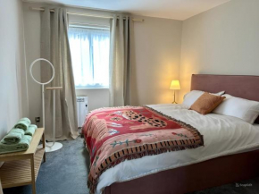 Central (yet tranquil) modern apartment with free Parking. Located in York's historical building
